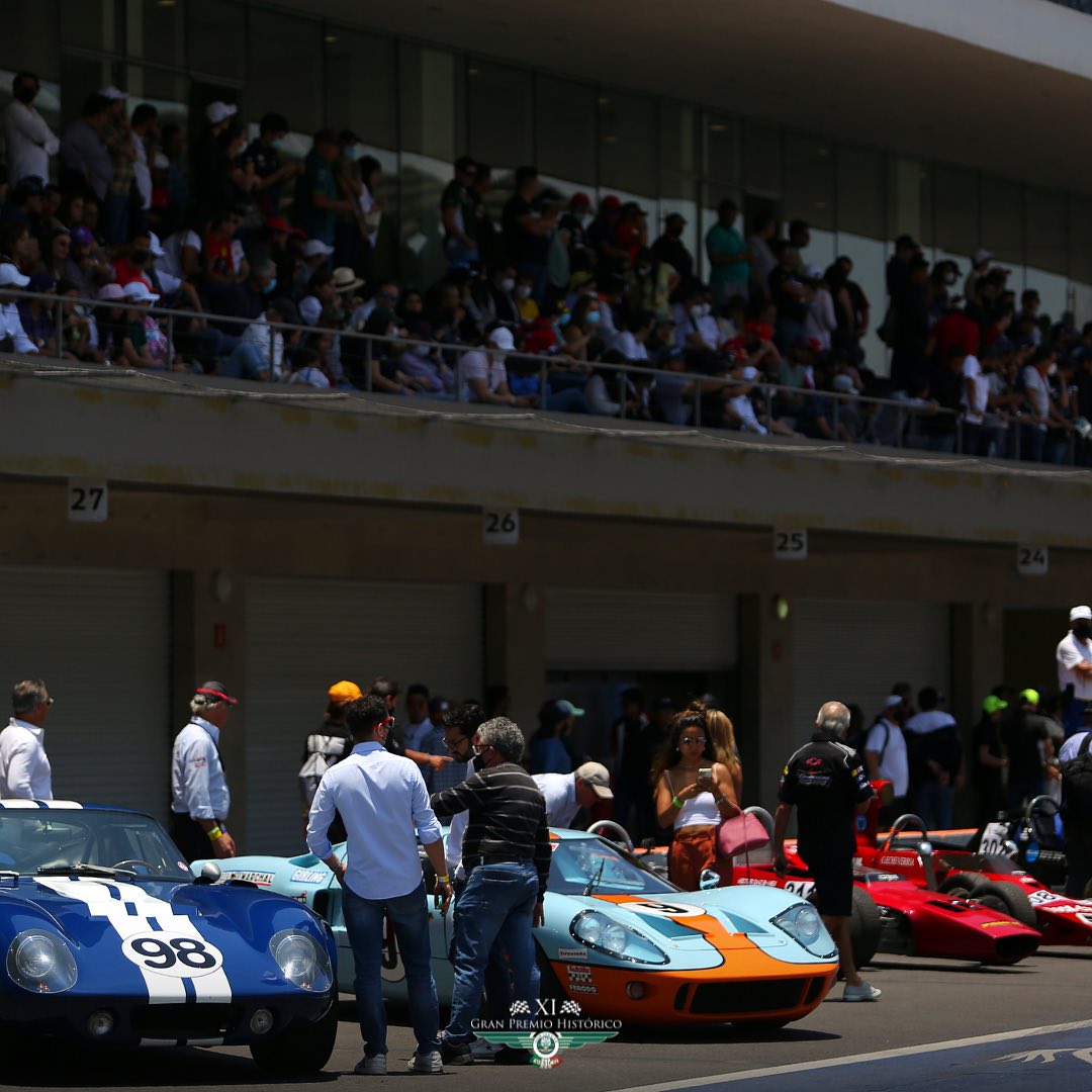 Cientos de asistentes disfrutaron de la exhibición de autos clásicos y de última tecnología en el Gran Premio Histórico