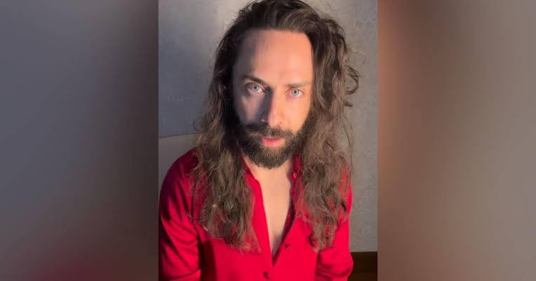 Jay de la Cueva anuncia su salida de Moderatto después de 24 años como vocalista de la banda.