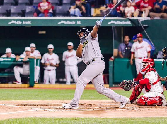 Jesús Valdez fabricó cuatro carreras, dos en la sexta y dos en la octava, para guiar al triunfo a Él Águila de Veracruz