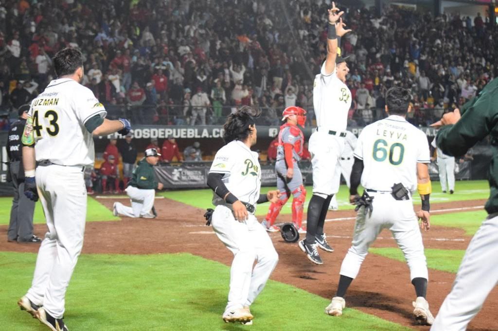 Los Pericos de Puebla lograron darle la vuelta a los Diablos Rojos de México en el pasado juego de la serie