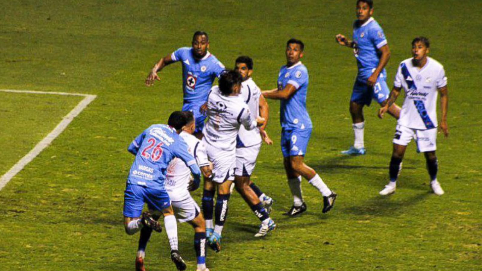 El Cruz Azul sufre, pero vence al Puebla en el Cuauhtémoc