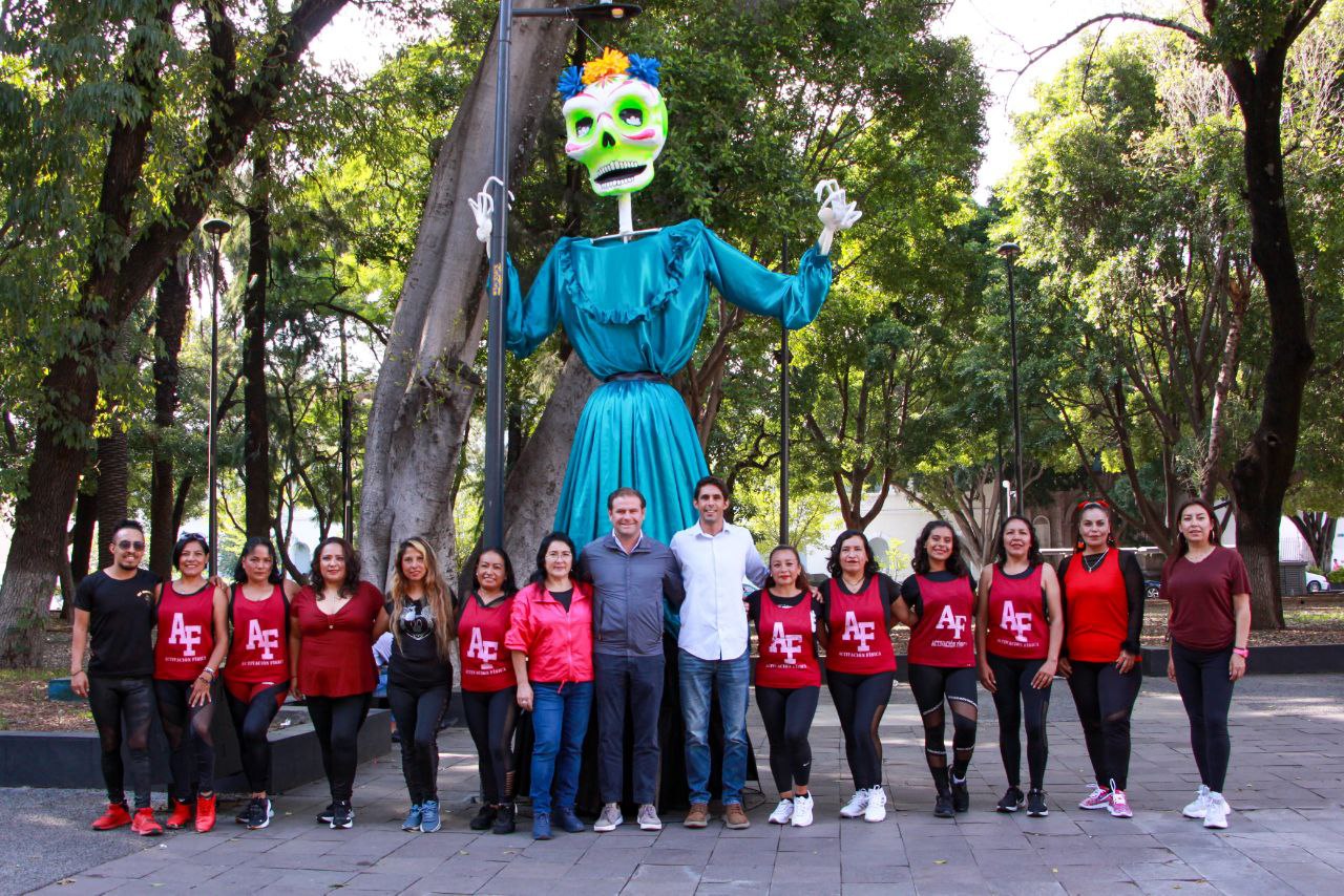 El Instituto Municipal del Deporte de Puebla realizará el Festival de Activación Física en conmemoración al Día de Muertos *Se estima la asistencia de aproximadamente 800 personas En el marco del Festival “La Muerte es un Sueño, encabezado por el Gobierno de la Ciudad de Puebla, el Instituto Municipal del Deporte de Puebla (IMDP), llevará a cabo el Festival de Activación Física en Conmemoración al Día de Muertos. Con el objetivo de ofrecer a las y los ciudadanos una demostración de las rutinas que se llevan a cabo dentro del Programa de Activación Física Musicalizada, cuyo propósito principal es promover la práctica regular de activación física, la convivencia familiar, recreación y rescate de tradiciones. Es por ello que el Instituto Municipal del Deporte de Puebla (IMDP), encabezado por Ricardo Zayas Gallardo, les hace la más cordial invitación al público en general a que se sumen este sábado 26 de octubre del presente en el Paseo Bravo en punto de las 16:30 horas. El evento tendrá como dinámica una clase completa de activación física musicalizada, donde las y los participantes podrán acudir con vestimenta y maquillaje alusivo al de Día de Muertos. Finalmente, con estas acciones se pretende motivar a la población a tener hábitos saludables y convivencia social por medio del deporte.